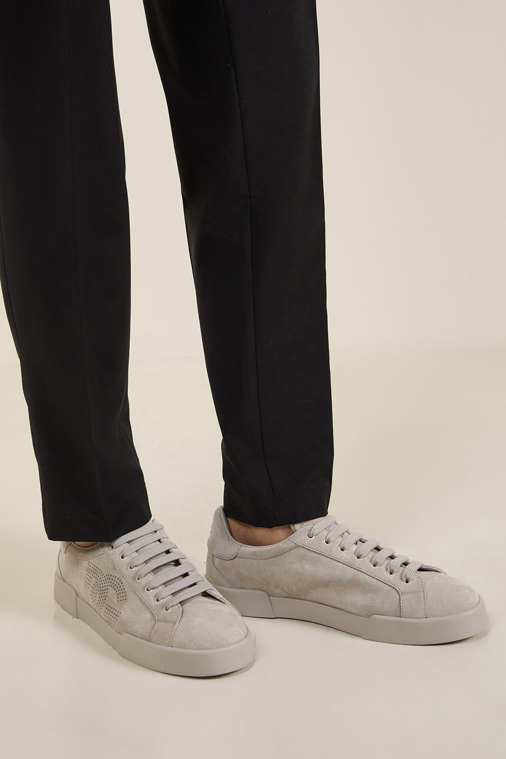 תמונת כל הלוק של נעלי סניקרס